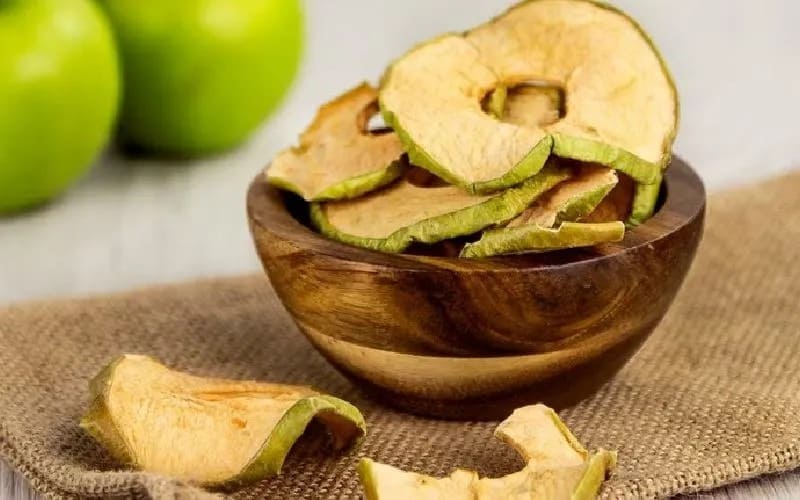 سیب سبز خشک برش کوچک با طعم تازه و ترش‌ مزه